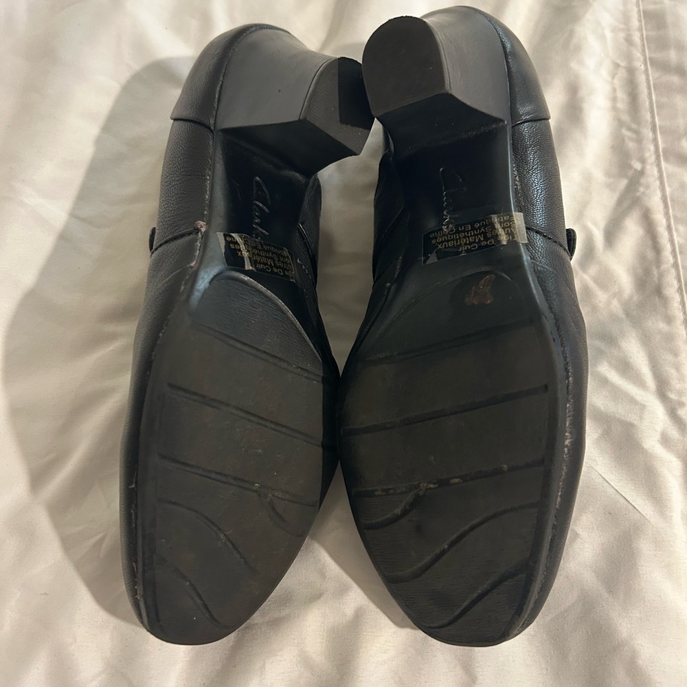 Clarks women’s size 8 black heels. - Picture 7 of 9